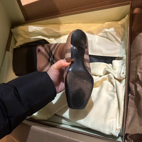 Burberry boots, worn once. It comes with the box, bag, authenticity card - Picture 9 of 10